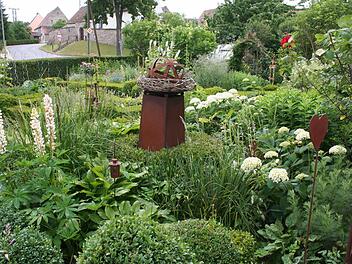Im Garten der Familie Grau geht es eher verspielt zu. Fotos: Evi Seeger
