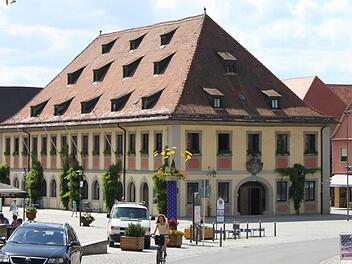 Das Dientzenhofer-Rathaus der Stadt Lichtenfels ist ein Schmuckstück aus der Mitte des 18. Jahrhunderts. Im unteren Bereich der soliden Dachkonstruktion drang, wohl über viele Jahre unbemerkt, Feuchtigkeit ein, die Schäden im Holz, vor allem an den Aufschieblingen, hinterließ. Deshalb muss das Dach saniert werden.  Foto: Ramona Popp