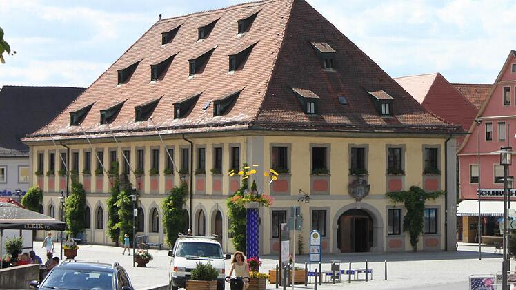 Das Dientzenhofer-Rathaus der Stadt Lichtenfels ist ein Schmuckstück aus der Mitte des 18. Jahrhunderts. Im unteren Bereich der soliden Dachkonstruktion drang, wohl über viele Jahre unbemerkt, Feuchtigkeit ein, die Schäden im Holz, vor allem an den Aufschieblingen, hinterließ. Deshalb muss das Dach saniert werden.  Foto: Ramona Popp