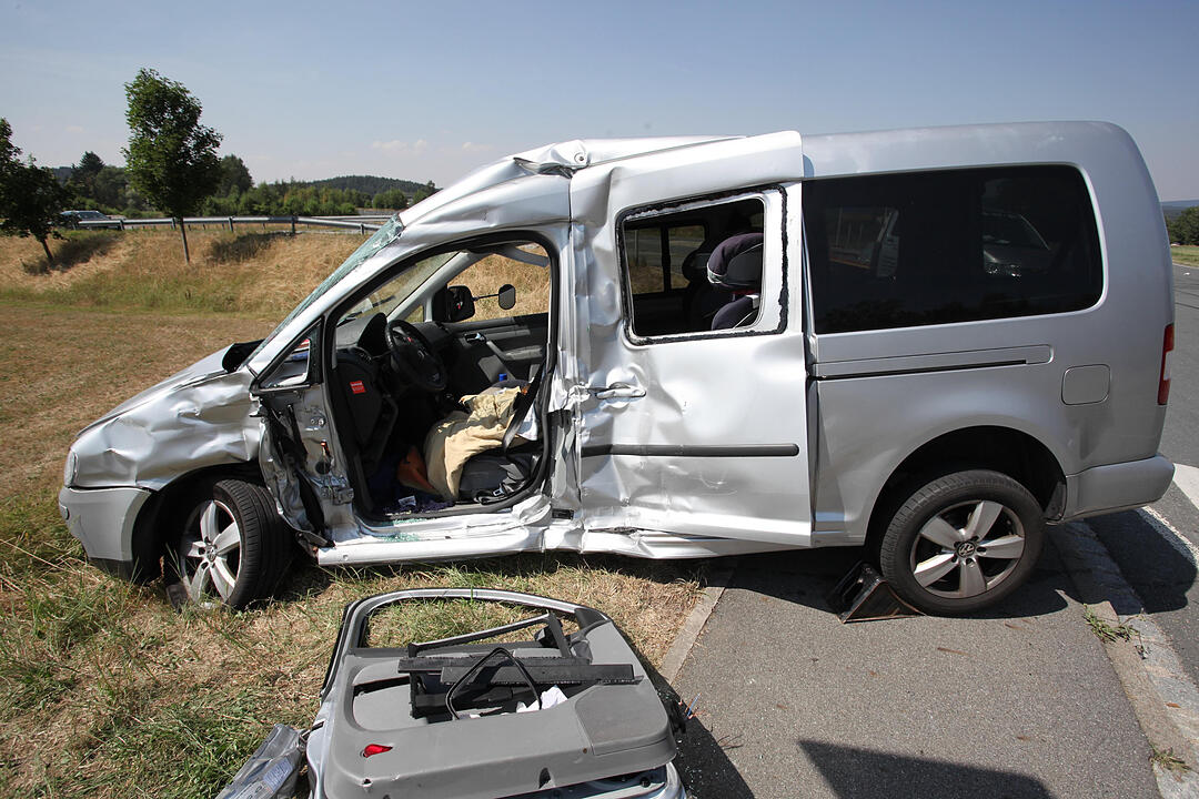 Lkw kracht in abbiegenden Familienwagen - Vier Verletzte
