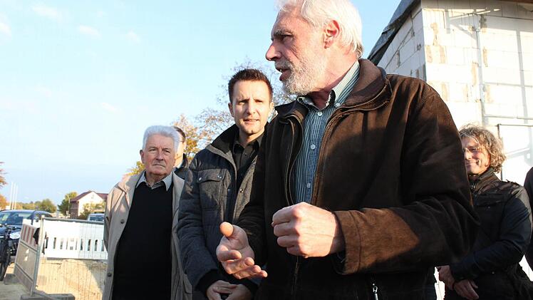 Stadtbaumeister Jürgen Graßinger erklärte die Funktionsweise des Regenüberlaufbeckens. Fotos: R. Popp