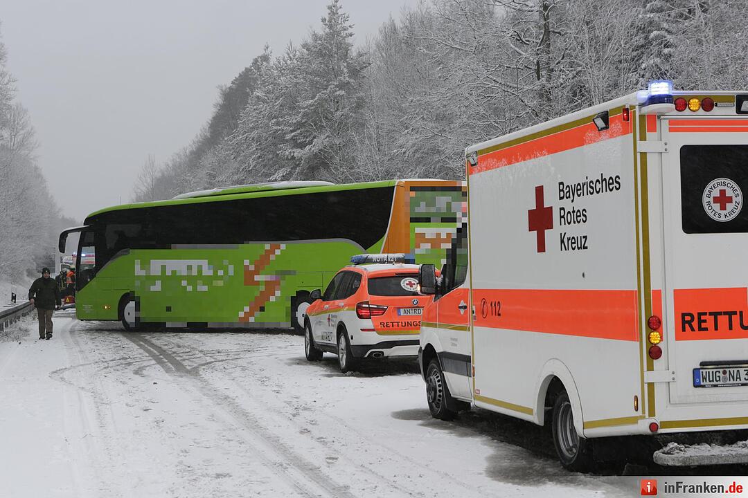 Starker Schneefall: Fünf Schwerverletzte nach Überholvorgang