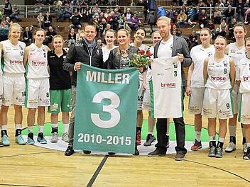 Rolf Beyer (vorne links), Gesch&auml;ftsf&uuml;hrer der Brose Baskets, Sebastian Hader (vorne rechts), Sportlicher Leiter der DJK Brose, und die gesamte DJK-Mannschaft verabschiedeten Jessica Miller. Foto: sportpress