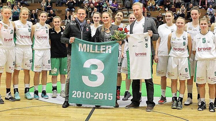 Rolf Beyer (vorne links), Gesch&auml;ftsf&uuml;hrer der Brose Baskets, Sebastian Hader (vorne rechts), Sportlicher Leiter der DJK Brose, und die gesamte DJK-Mannschaft verabschiedeten Jessica Miller. Foto: sportpress