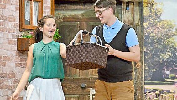 Frisch verliebt: Wirtstochter Sabine Vielkind (Laura Rottenberger) und Urlaubsgast Rolf Fliegenfänger (Florian Hein). Foto: Kupka-Hahn