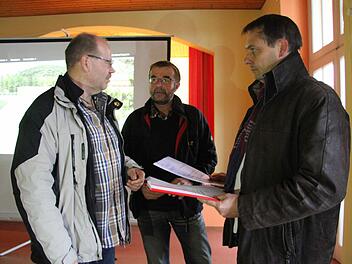 Jürgen Machulla (links) und Alwin Geyer überreichen Bürgermeister Roland Wolfrum (rechts) eine Liste mit mehr als 700 Unterschriften von Umgehungsgegnern. Fotos: Sonny Adam