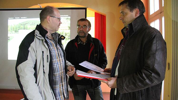 Jürgen Machulla (links) und Alwin Geyer überreichen Bürgermeister Roland Wolfrum (rechts) eine Liste mit mehr als 700 Unterschriften von Umgehungsgegnern. Fotos: Sonny Adam