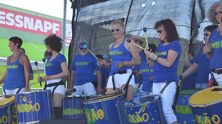 Bei der Jubiläumsfeier bringt Paixão rhythmische Sambaklänge nach Neustadt.