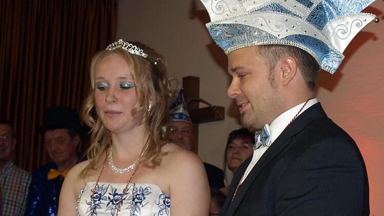 Das neue Prinzenpaar Sven I. und Tamara I. stellen sich mit ihrer Rede vor. Foto: Susanne Deuerling