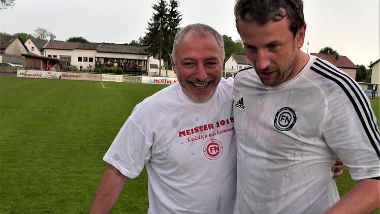 FC-Vorsitzender Dieter Mühlbauer (links) mit Trainer Florian Schlegel nach der Bierdusche.  Foto: W. Reißaus