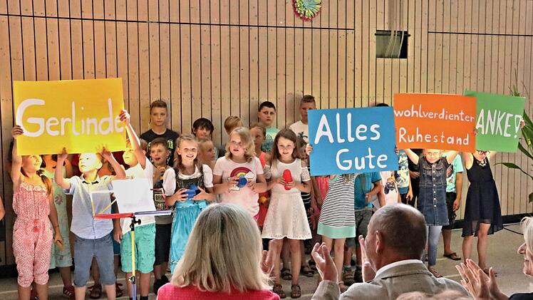 "Gerlinde alles Gute für den wohlverdienten Ruhestand - Danke." Nach einem Liedbeitrag blickte Gerlinde Megges (vorne links) auf die Plakate. Helmut Will