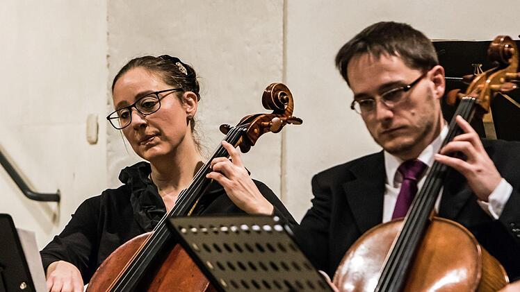 Impressionen vom Weihnachtskonzert mit dem Collegium Musicum Coburg in der Morizkirche: Ulrike Gossel am Cello.Foto: Jochen Berger