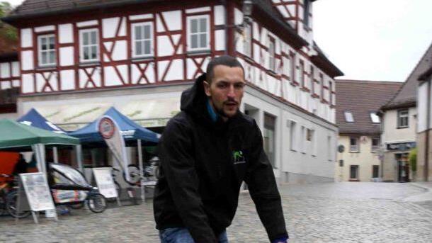 Manuel Heumann vom gleichnamigen Fahrradhandel aus Hausen präsentiert einen E-Scooter.