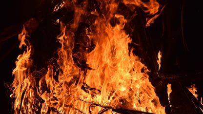 Der Brand auf der Naturheilinsel hinterlie&szlig; einen Schaden von mehreren zehntausend Euro. Die Polizei sucht nun nach den Brandstiftern. Symbolfoto: Pixabay/suhasrawool