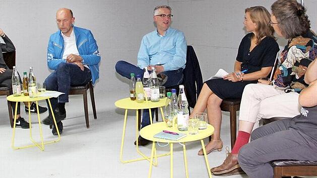 Diskutierten zur Situation des l&auml;ndlichen Raums (von links):&nbsp; Urbanistin Kerstin Faber, Architekt Peter Haimerl, Bauherr Stefan Mehl, Moderation Anneke von Holst, Filmemacherin Lola Randl und Markus H&auml;ggberg  Foto: Gerda V&ouml;lk