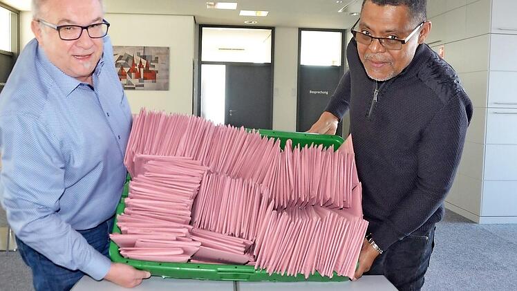 Kistenweise Stimmzettel. Besonders die Briefwahl war gefragt. Im fünften Stock im Rathaus waren Wolfgang Mehler und Patrice Horsley am Werk.