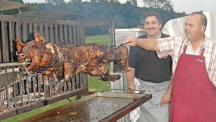 So kennt man Cosimo Sasso (r.) seit Jahrzehnten: Er hilft auch für Vereine ehrenamtlich als Grillmeister gerne aus. Er assistiert hier Metzgermeister Harald Konrad bei den Motorradfreunden Welitsch.