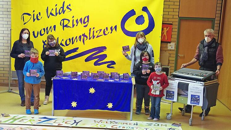 Große Freude über die fertiggestellte CD "Die Kids vom Ring 20 Jahre": Im Bild Tom Sauer, Katrin Engelhard, Elke Kuhnlein und einige "Kids vom Ring" Foto: Heike Schülein