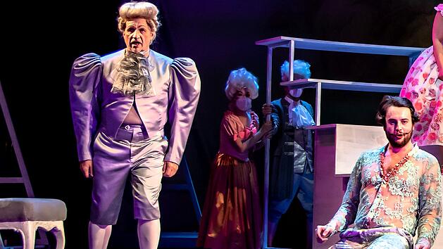 Michael Lion als Don Alfonso und Daniel Carison als Guglielmo in Mozarts "Cosi fan tutte" am LandestheaterFoto: Sylvain Guillot