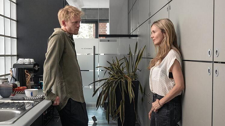 Flirt im Büro: Miriam (Stefanie Stappenbeck) hat ihren Kollegen Nuri (Pit Bukowski) zu einer gemeinsamen Fortbildung mit Übernachtung überredet. Nachdem sie sich dort ziemlich nahe gekommen sind, gibt es einiges zu bereden - immerhin steht Miriam in der Hierarchie über Nuri.