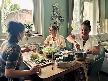 Nicole Adam (rechts, mit ihren T&ouml;chtern) versucht, ihre zwischenzeitlich verloren gegangenen Erinerungen wieder zu rekonstruieren.