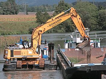 Ein Nassbagger wird den angeschwemmten Sand aus dem Main-Donau-Kanal baggern.