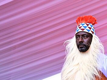 Nachrichtensprecher in Uganda zum K&ouml;nig von Tooro gekr&ouml;nt