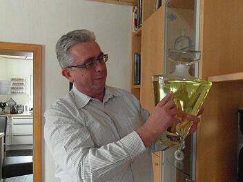 Auch zu Hause lassen den Steinbacher Michael Neubauer Glasflakons nicht mehr los. Foto: Veronika Schadeck