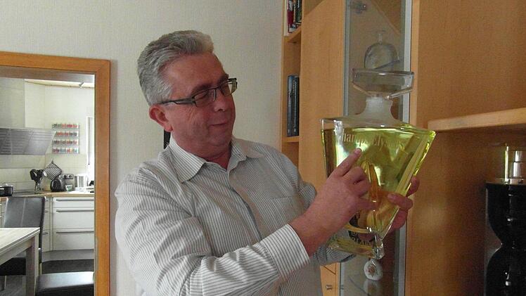 Auch zu Hause lassen den Steinbacher Michael Neubauer Glasflakons nicht mehr los. Foto: Veronika Schadeck