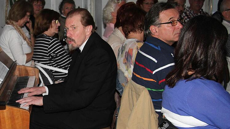 Der Hofer Konzertpianisten Vladimir Plakidin spielte zur Einstimmung Musik aus längst vergangener Zeit.