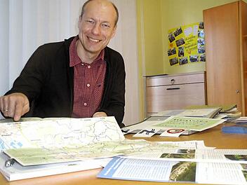 Buttenheims Bürgermeister Michael Karmann hat sich Gedanken zum Thema Wanderwege in der Marktgemeinde gemacht, jetzt ist der Marktgemeinderat gefragt. Foto: Anette Schreiber