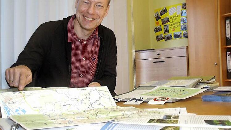 Buttenheims Bürgermeister Michael Karmann hat sich Gedanken zum Thema Wanderwege in der Marktgemeinde gemacht, jetzt ist der Marktgemeinderat gefragt. Foto: Anette Schreiber