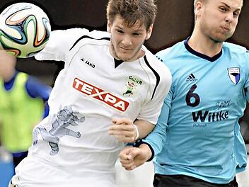 Sven Becker (r.) und die SpVgg Jahn Forchheim verloren in der vergangenen Bayernliga-Saison mit 0:3 beim TSV Großbardorf. Am Samstag steht erneut die weite Reise nach Unterfranken an. Foto: Anand Anders/archiv
