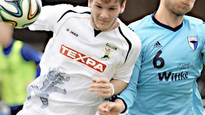 Sven Becker (r.) und die SpVgg Jahn Forchheim verloren in der vergangenen Bayernliga-Saison mit 0:3 beim TSV Großbardorf. Am Samstag steht erneut die weite Reise nach Unterfranken an. Foto: Anand Anders/archiv