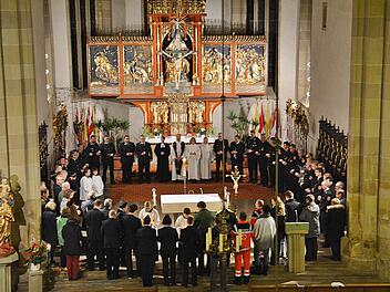Im Chorraum der Stadtpfarrkirche Bad Königshofen versammelten sich am Sonntagabend die Rettungskräfte aus Rhön-Grabfeld und feierten "ihren Blaulichtgottesdienst.". Foto: Friedrich
