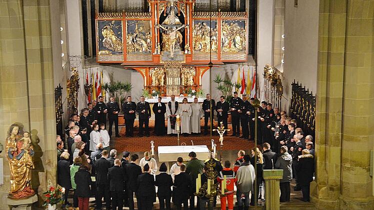 Im Chorraum der Stadtpfarrkirche Bad Königshofen versammelten sich am Sonntagabend die Rettungskräfte aus Rhön-Grabfeld und feierten "ihren Blaulichtgottesdienst.". Foto: Friedrich