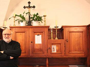 Dekan Stephan Hartmann steht in der Sakristei der Burkardrother Pfarrkirche: Er hat den Überblick über die Bauprojekte, die in der Pfarreiengemeinschaft anstehen.  Foto: Archiv/Anja Greiner
