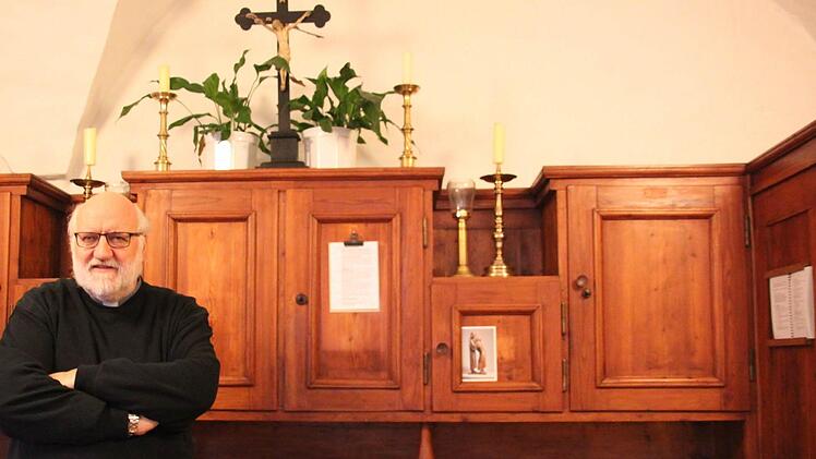 Dekan Stephan Hartmann steht in der Sakristei der Burkardrother Pfarrkirche: Er hat den Überblick über die Bauprojekte, die in der Pfarreiengemeinschaft anstehen.  Foto: Archiv/Anja Greiner