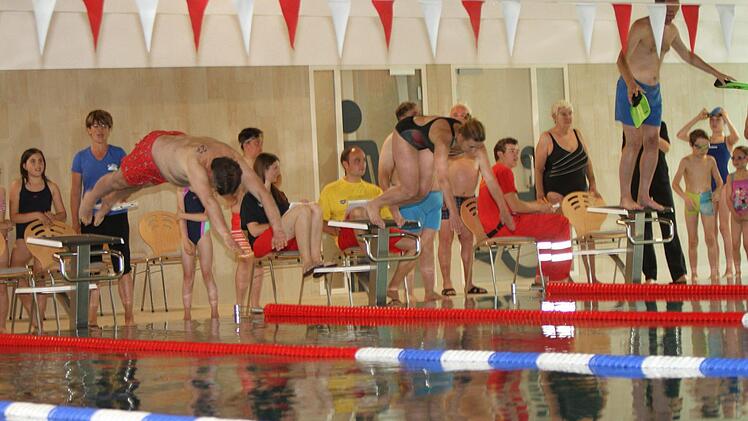 Vom Startsprung weg gibt hier stellvertretender Landrat Michael Ziegler (rechts) das Starkommando für Zweiten Bürgermeister Harald Pascher und Stadträtin Ulrike Zettelmeier (von links).