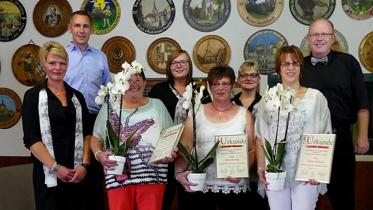 Die Geehrten Andrea Wißlicen, Sivia Krusch und Anita Lenz (mit Urkunden, von rechts ) mit der Vorsitzenden Kathrin Dörfler sowie (hinten, von rechts) Chorleiter Hans Georg Busch, Bianca Müller, Franziska Busch und Bürgermeister Martin Bernreuther. Foto: Dieter Hübner