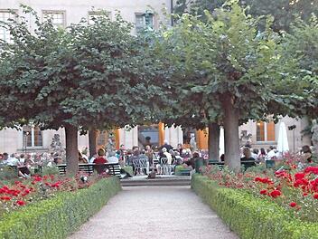 Für ein herrliches Ambiente stehen die Rosengarten-Serenaden in der Neuen Residenz. Foto: p
