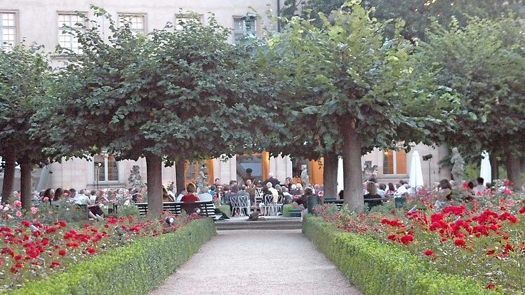 Für ein herrliches Ambiente stehen die Rosengarten-Serenaden in der Neuen Residenz. Foto: p