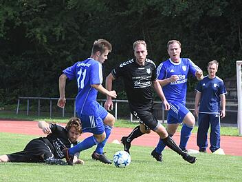Gegen S&ouml;mmersdorf k&ouml;nnen die M&uuml;nnerst&auml;dter wieder auf R&uuml;ckkehrer Fabian May (Zweiter von rechts) setzen. In dieser Szene, beobachtet von Trainer Thomas Dietz (rechts), hat der TSV mit Lukas Schmittzeh den Ball gegen Forst erobert und ist auf dem Weg nach vorne. Foto: Hopf