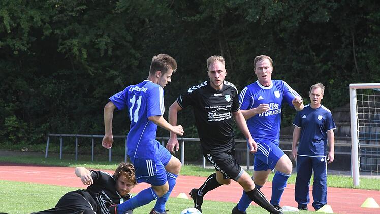 Gegen S&ouml;mmersdorf k&ouml;nnen die M&uuml;nnerst&auml;dter wieder auf R&uuml;ckkehrer Fabian May (Zweiter von rechts) setzen. In dieser Szene, beobachtet von Trainer Thomas Dietz (rechts), hat der TSV mit Lukas Schmittzeh den Ball gegen Forst erobert und ist auf dem Weg nach vorne. Foto: Hopf