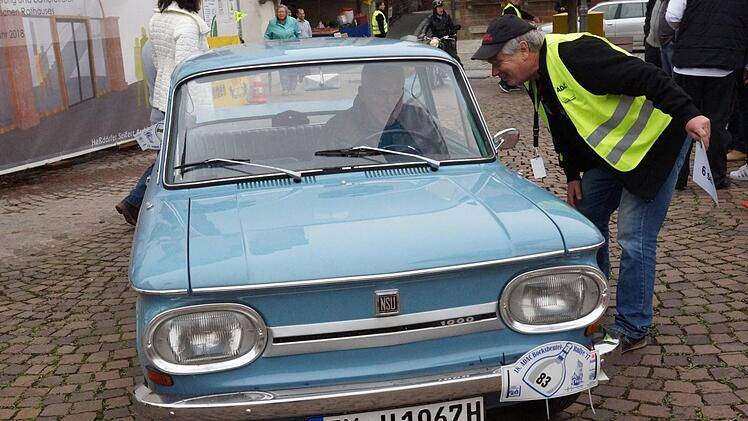 Der NSU 1000 fährt an den Start auf dem Hammelburger Marktplatz vor.Foto: Arkadius Guzy