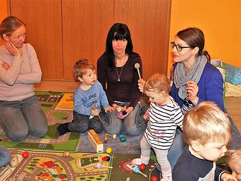 Familienkinderkrankenschwester Sindy Brantz (links) leitet die Gruppe, Sonja Pleyer (rechts) ist für die musikalische Früherziehung zuständig.Evi Seeger