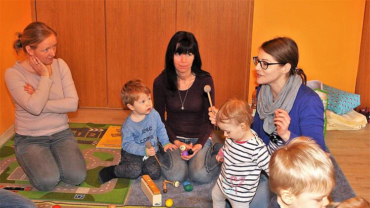 Familienkinderkrankenschwester Sindy Brantz (links) leitet die Gruppe, Sonja Pleyer (rechts) ist für die musikalische Früherziehung zuständig.Evi Seeger
