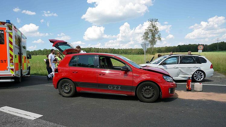 Im Begegnungsverkehr stießen ein Golf und ein  BMW zusammen. Eine Unfallbeteiligte war leicht verletzt, ihr Kind blieb unverletzt.Sänger