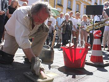 Der Künstler Gunter Demnig verlegt die Stolpersteine .  Foto: Ronald Heck