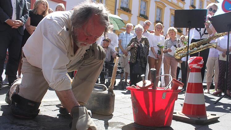 Der Künstler Gunter Demnig verlegt die Stolpersteine .  Foto: Ronald Heck